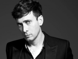 Raf Simons离开Calvin Klein，社交媒体压迫下的60后设计师