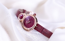 庆祝情人节：雅克德罗以精雕细琢的红宝石之心点缀优雅8女士小码腕表，演绎似火热情