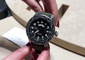 【视频】最长的飞行限量版 实拍IWC万国喷火战机飞行员世界时区腕表