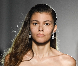 詹巴迪斯塔·瓦利(Giambattista Valli)携手萧邦闪耀巴黎高定周