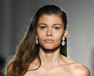 詹巴迪斯塔·瓦利(Giambattista Valli)携手萧邦闪耀巴黎高定周