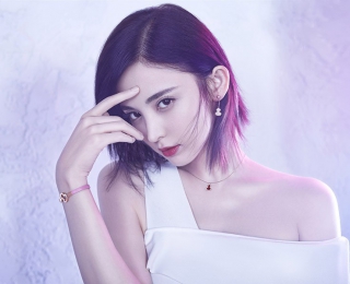 Qeelin与品牌大使娜扎合作推出情人节限量手链