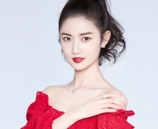 陈钰琪佩戴 TASAKI珠宝拍摄个人写真