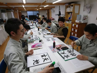 太变态了，他八年不让徒弟用手机！