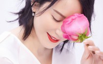 戴比尔斯相伴品牌挚友俞飞鸿优雅现身上海