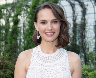 娜塔莉•波特曼（Natalie Portman）以CHAUMET Joséphine加冕•爱系列高级珠宝伴身出席活动