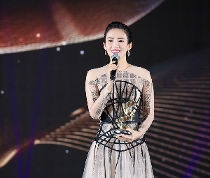 章子怡佩戴萧邦珠宝亮相上海国际电影节开幕红毯及2019微博之夜