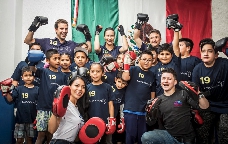 IWC万国表品牌大使阿德瑞娜·利玛携手墨西哥儿童 共同参与“和平冠军”拳击训练