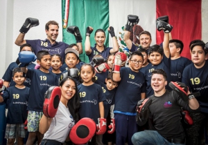 IWC万国表品牌大使阿德瑞娜·利玛携手墨西哥儿童 共同参与“和平冠军”拳击训练