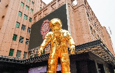 致敬人类首次登月50周年 欧米茄金色宇航员巨型雕塑展于北京王府井揭幕