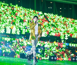 萧邦品牌大使王源活力献声TFBOYS《告白THEFEVER》六周年演唱会，蓬勃嗓音唱出年轻力量 
