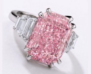 10.64卡拉艳彩紫粉红色钻石戒指于苏富比香港秋拍以155,831,000 港元成交
