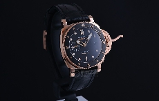 极具质感 品鉴沛纳海潜行系列42毫米Goldtech™金腕表