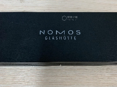 特意准备了NOMOS 101 等到结婚那天才能戴 