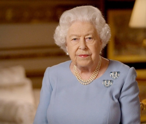 英国女王佩戴宝诗龙特别订制胸针,发表“欧洲胜利日”75 周年全国演讲