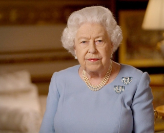 英国女王佩戴宝诗龙特别订制胸针,发表“欧洲胜利日”75 周年全国演讲