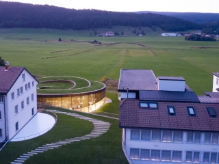 去最古老的瑞士钟表山谷，找一座玻璃螺旋建筑