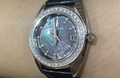 老婆已经有劳力士了 520送她冠蓝狮石英表 