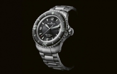 标志性五十噚自动腕表和五十噚大日历腕表现已配备钛金属表链