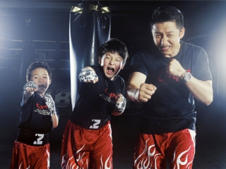 是拳王更是好爸爸，这个父亲节就属邹市明“最爸气”！