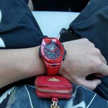 选件时尚单品的心态 购入宇舶红色陶瓷腕表 