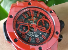 选件时尚单品的心态 购入宇舶红色陶瓷腕表 