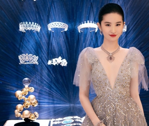 刘亦菲亮相CHAUMET店庆，戴上珠宝的“花木兰”变回公主了！