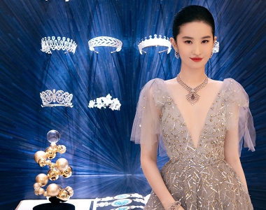 劉亦菲亮相CHAUMET店慶，戴上珠寶的“花木蘭”變回公主了！