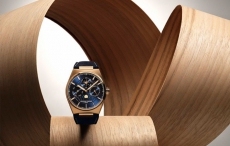 忠于制表准则，打造卓越品质：康斯登Highlife系列18K玫瑰金万年历机芯腕表