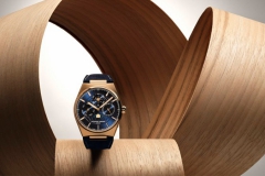 忠于制表准则，打造卓越品质：康斯登Highlife系列18K玫瑰金万年历机芯腕表