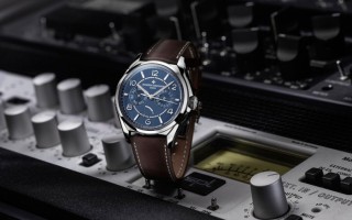 江诗丹顿推出Fiftysix®伍陆之型系列腕表Mr Porter特别限量版