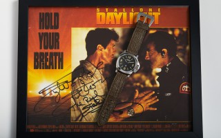 传奇沛纳海腕表在拍卖中于5分钟内落槌 以214,200美元的价格成交 此枚腕表曾在史泰龙电影《十万火急》中出镜