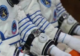 神十二刚刚发射成功，这些年陪伴中国航天员上天探星的是什么牌子的手表？