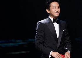 演员邓超佩戴萧邦腕表出席第24届上海国际电影节金爵奖颁奖典礼
