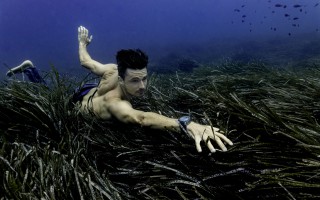 理查米尔喜迎激动人心的全新品牌挚友： 阿诺·杰拉德携RM 032腕表潜入深海