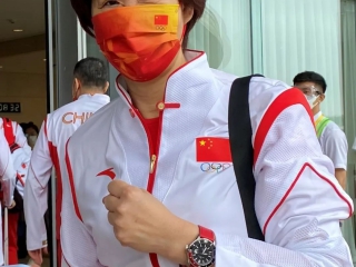 郎平佩戴国表带领中国女排出征东京奥运会，期待夺冠！！