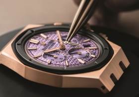 愛彼全新推出首款以紫水晶鑲嵌裝飾的皇家橡樹系列自動上鏈計時碼表