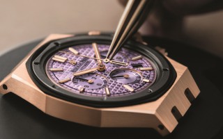 愛彼全新推出首款以紫水晶鑲嵌裝飾的皇家橡樹系列自動上鏈計時碼表