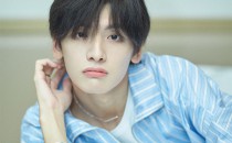 青年演员翟潇闻佩戴萧邦Ice Cube系列珠宝臻品 演绎青春率性风采