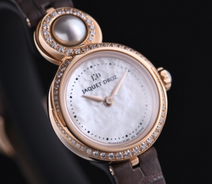 “摸得着”的优雅 品鉴雅克德罗优雅8小码珍珠母贝腕表