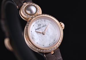 “摸得着”的优雅 品鉴雅克德罗优雅8小码珍珠母贝腕表