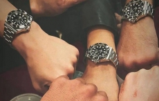 基努·里维斯向《疾速追杀4》特技团队成员赠送劳力士潜航者型腕表