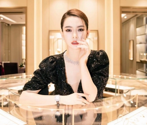 萧邦长沙IFS精品店闪耀启幕 演员戚薇现身开幕仪式