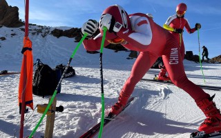 中国高山滑雪国家队全力备赛，浪琴表见证雪场燃情时刻