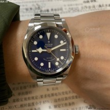 买个通勤表它很不错  帝舵碧湾蓝盘36mm