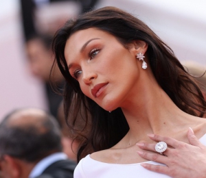 贝拉·哈迪德（Bella Hadid） 佩戴Chopard萧邦臻品出席第75届戛纳电影节 是枝裕和（Kore-Eda Hirokazu）执导电影《掮客》（Broker）首映礼