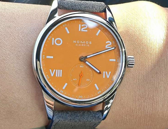 集齐了所有的颜色  NOMOS CLUB橙色盘