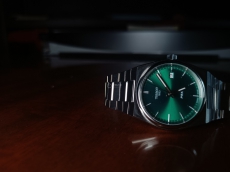 购入天梭经典PRX绿盘  做个腕表的“超级玩家”。