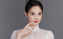 彭小苒佩戴戴比尔斯珠宝闪耀亮相央视七夕晚会