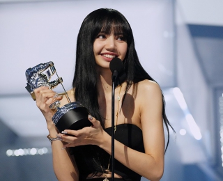 LISA佩戴宝格丽Serpenti系列珠宝闪耀亮相2022 MTV VMAs